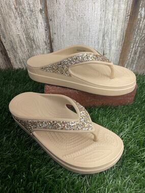 CROCS Sloane Tan Glitter Platform Thong Sandals Women's 5